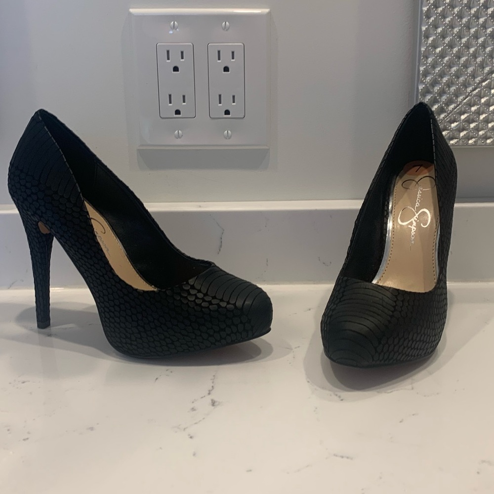 Black Pumps